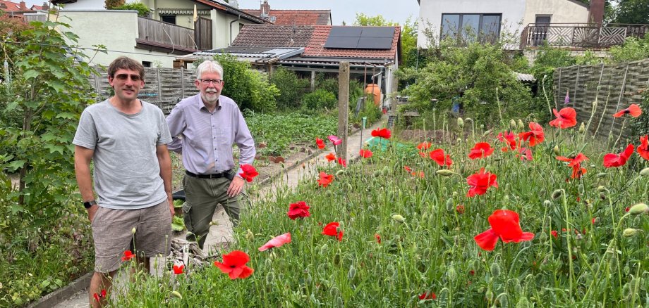  Jürgen Thorand and Jörg Dickert behind a bed of wildflowers.