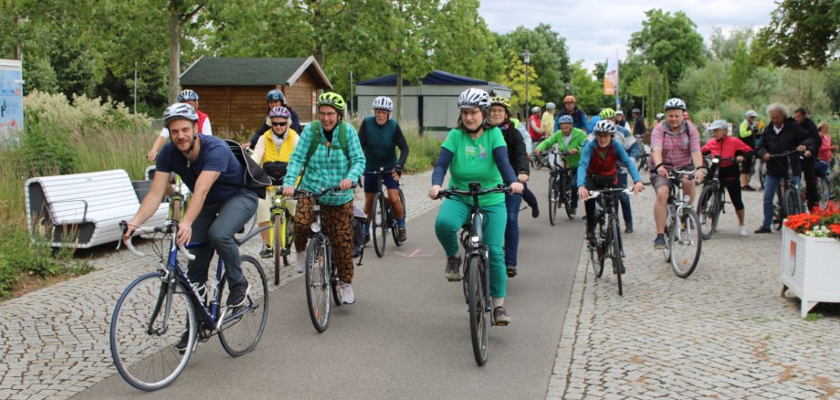 City cycling participants with climate protection manager Martin Schneider cycling on the garden show grounds