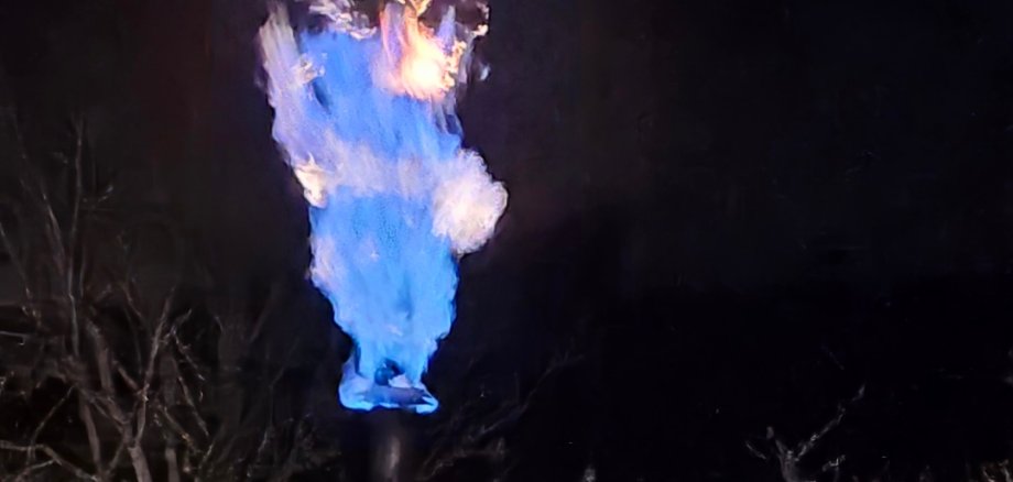 Aus der Gasfackel am Kitzinger Klärwerk kommt eine blaue Flamme.