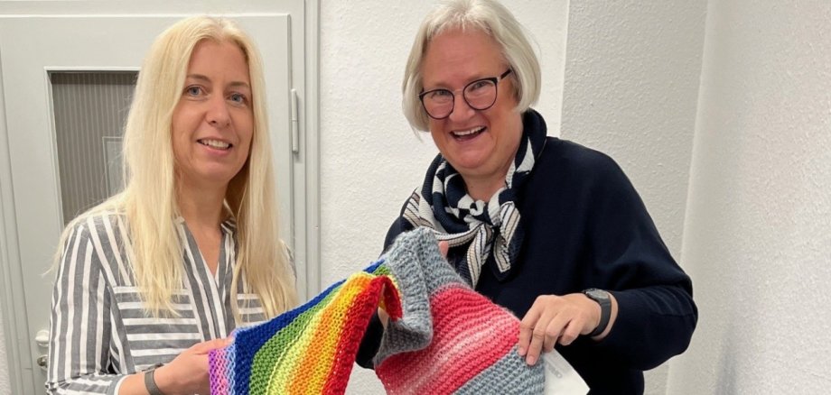 Der Schal der Demokratie ist ab Mitte Mai im Museum Schloss Aschach zu sehen. Dessen Leiterin Josefine Glöckner begutachtete mit Bürgermeisterin Astrid Glos das 100 Meter lange Symbol.