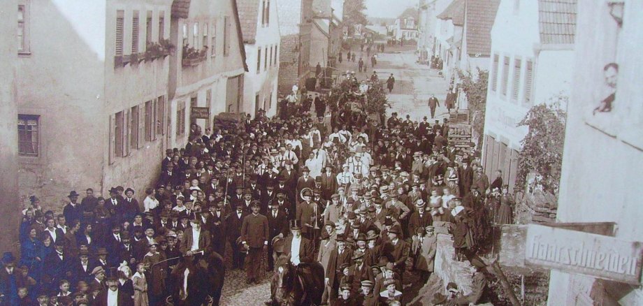 Historischer Kalender Bilder - wie diese Aufnahme von der Etwashäuser Kerm - sollen den Historischen Kalender 2027 schmücken. Die Organisatoren freuen sich über Zusendungen aus der Bevölkerung.