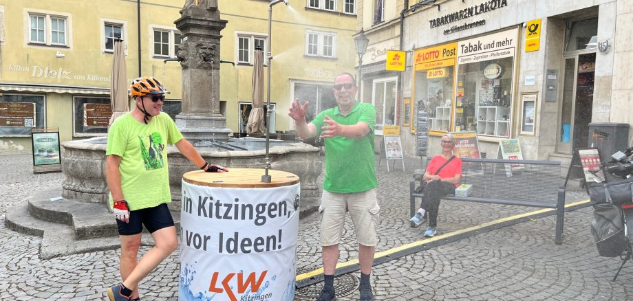 A welcome way to cool down The new mist shower on Kitzingen’s market square is providing plenty of fun and putting everyone in a good mood. These cycle tourists from the Sauerland were the first to try out the welcome cooling treat.