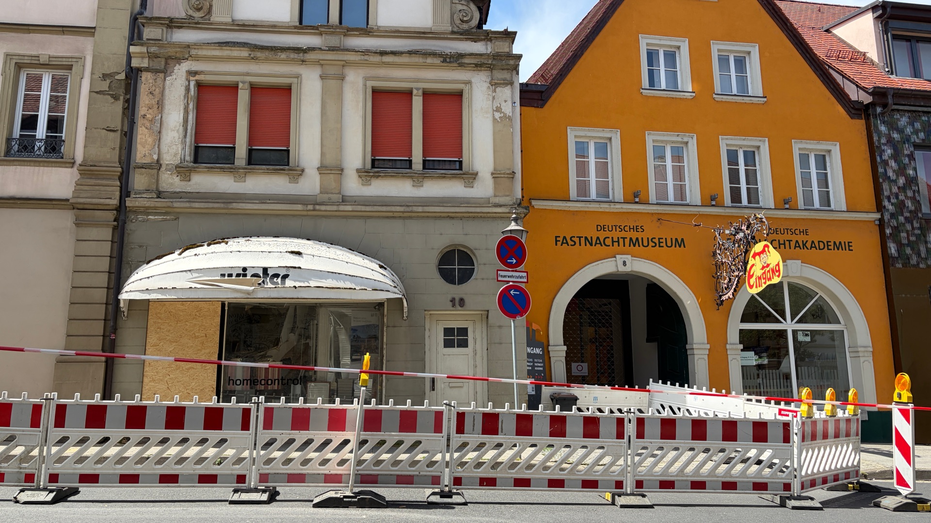 Road closure at Luitpoldstraße 10, next to the German Carnival Museum