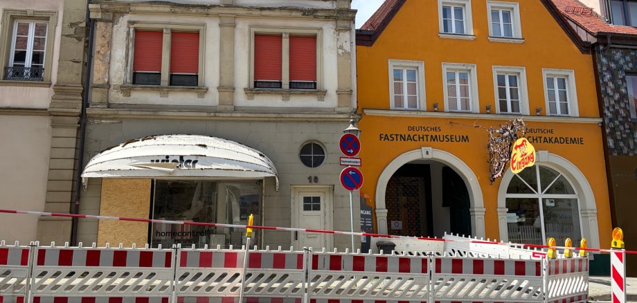 Closure of Luitpoldstraße Road closure at Luitpoldstraße 10, next to the German Carnival Museum