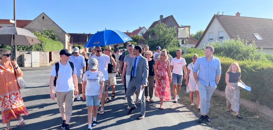 Bei einem Rundgang besahen sich OB Dr. Enis Tiz und Hoheimer Bürgerinnen und Bürger spezielle Stellen im Ort an. 