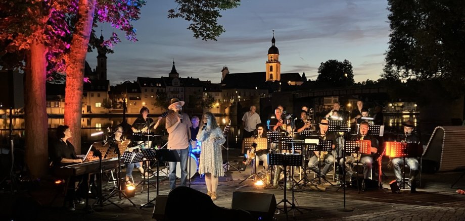 Den Auftakt der Konzertreihe am Stadtbalkon macht die BigKitzBand der Musikschule am Freitag, 3. Juli. In diesem Jahr singt Julia Then.