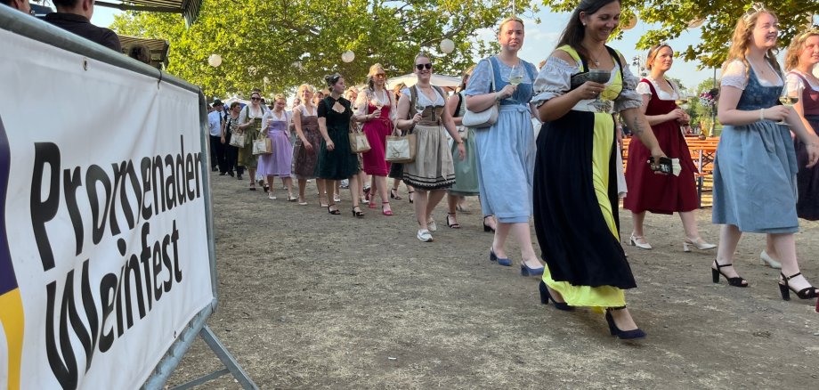 Ehrengäste und Weinprinzessinnen ziehen zum Festgelände am Main. Bis einschließlich Montagabend, 29. Juni, lädt Kitzingen zum Promenadenweinfest ein.
