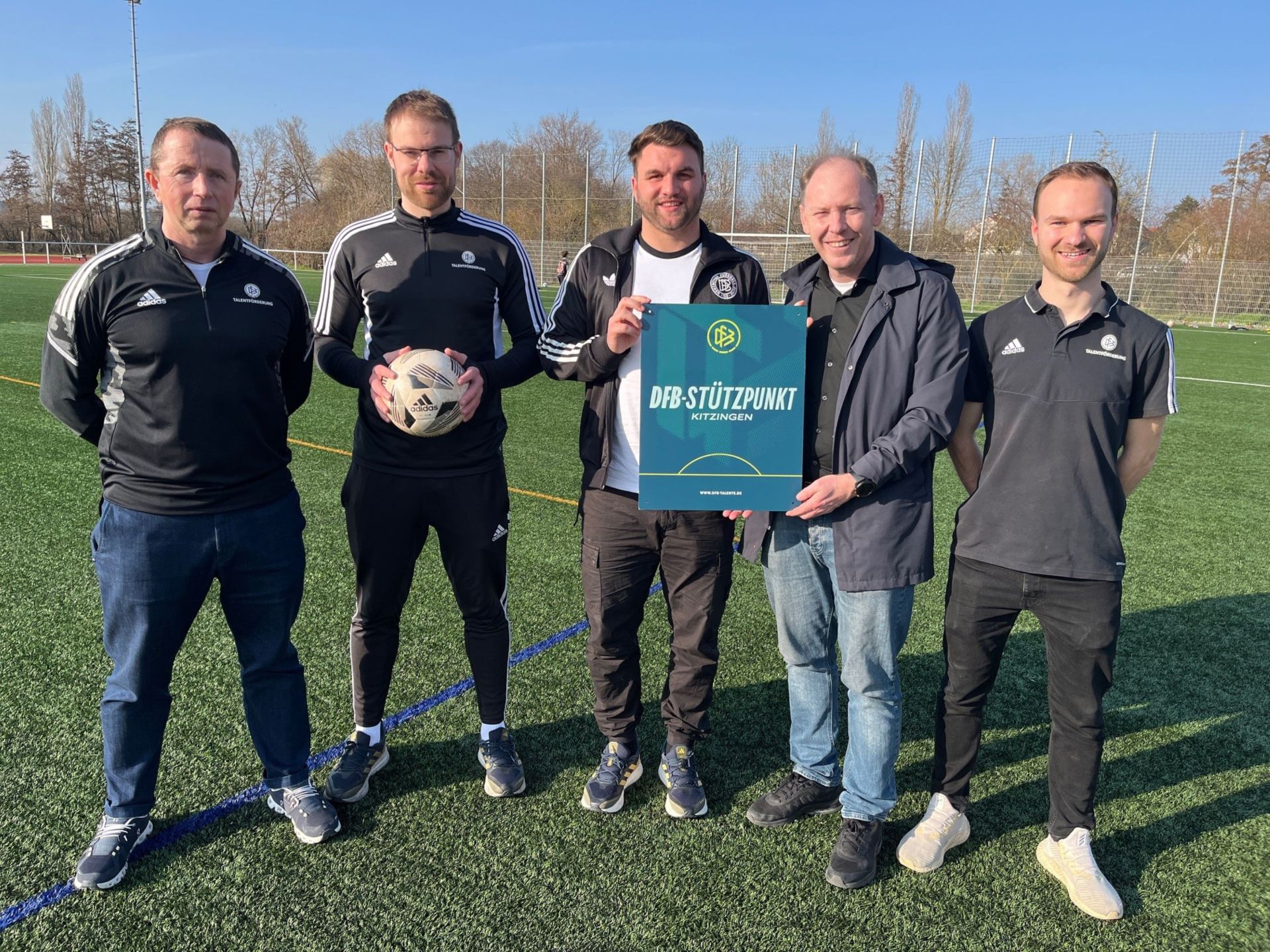 Pleased about the cooperation: selection coach Roland König, base coach André Laforet, DFB base coordinator Tom Samson, Lord Mayor Stefan Güntner and site manager Lars Dickmeis.