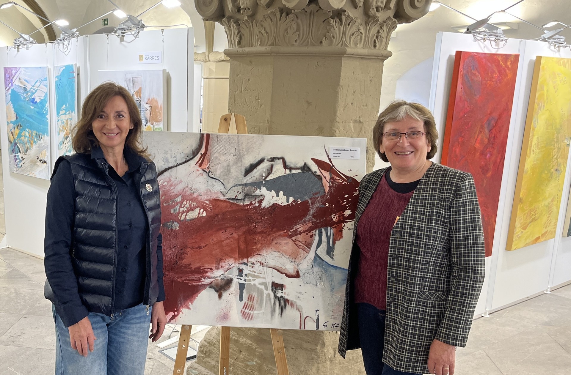 Abstract acrylic painting Carmen Jung and Susanne Karres are looking forward to welcoming lots of visitors to the Kitzing Town Hall.