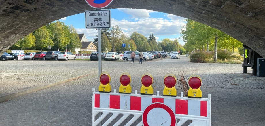 Ausweichparkplatz gesperrt Der Ausweichparkplatz am Bleichwasen ist für die Zeit der Etwashäuser Kirchweih für Autofahrer gesperrt.