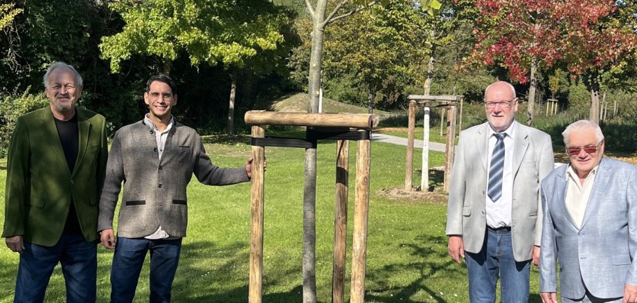 Freemasons in Kitzingen donate a tree A new tree on the garden show grounds: Mayor Dr Enis Tiz (second from the left) with members of the Kitzingen Masonic Lodge: Thomas Hauschild, Heinz Menninga and Oskar Weinig.