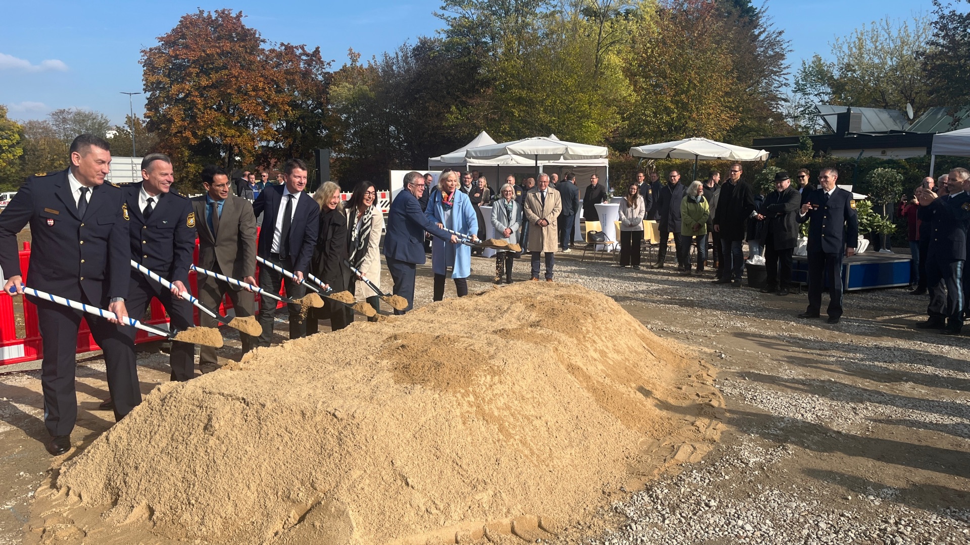 Ground-breaking ceremony at Marshall Heights Representatives from the police and the relevant authorities at the ceremonial ground-breaking ceremony on Levi-Strauss-Straße in Marshall Heights.