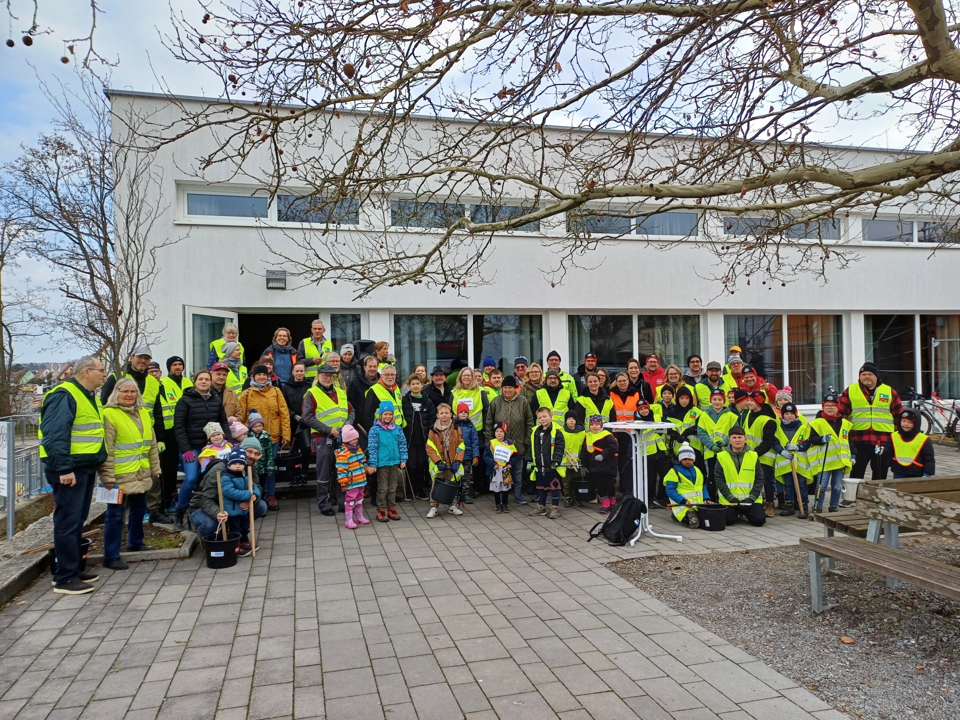 Rama Dama 2025 Participants of Rama Dama 2025 in front of the district centre.