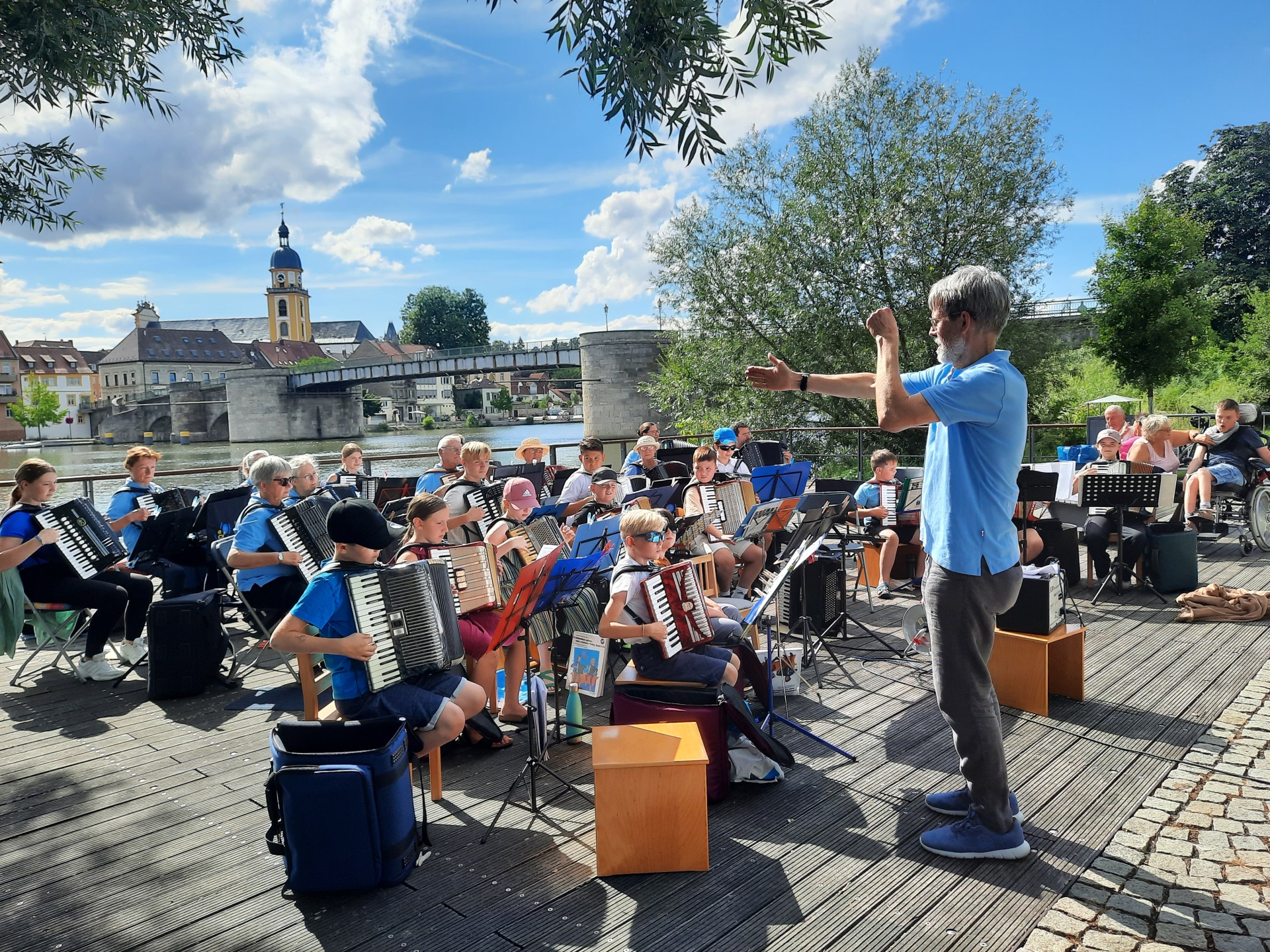 Accordion Group, Kitzingen Municipal Music School Matthias Lux is conducting the accordion group from the music school on the Stadtbalkon.