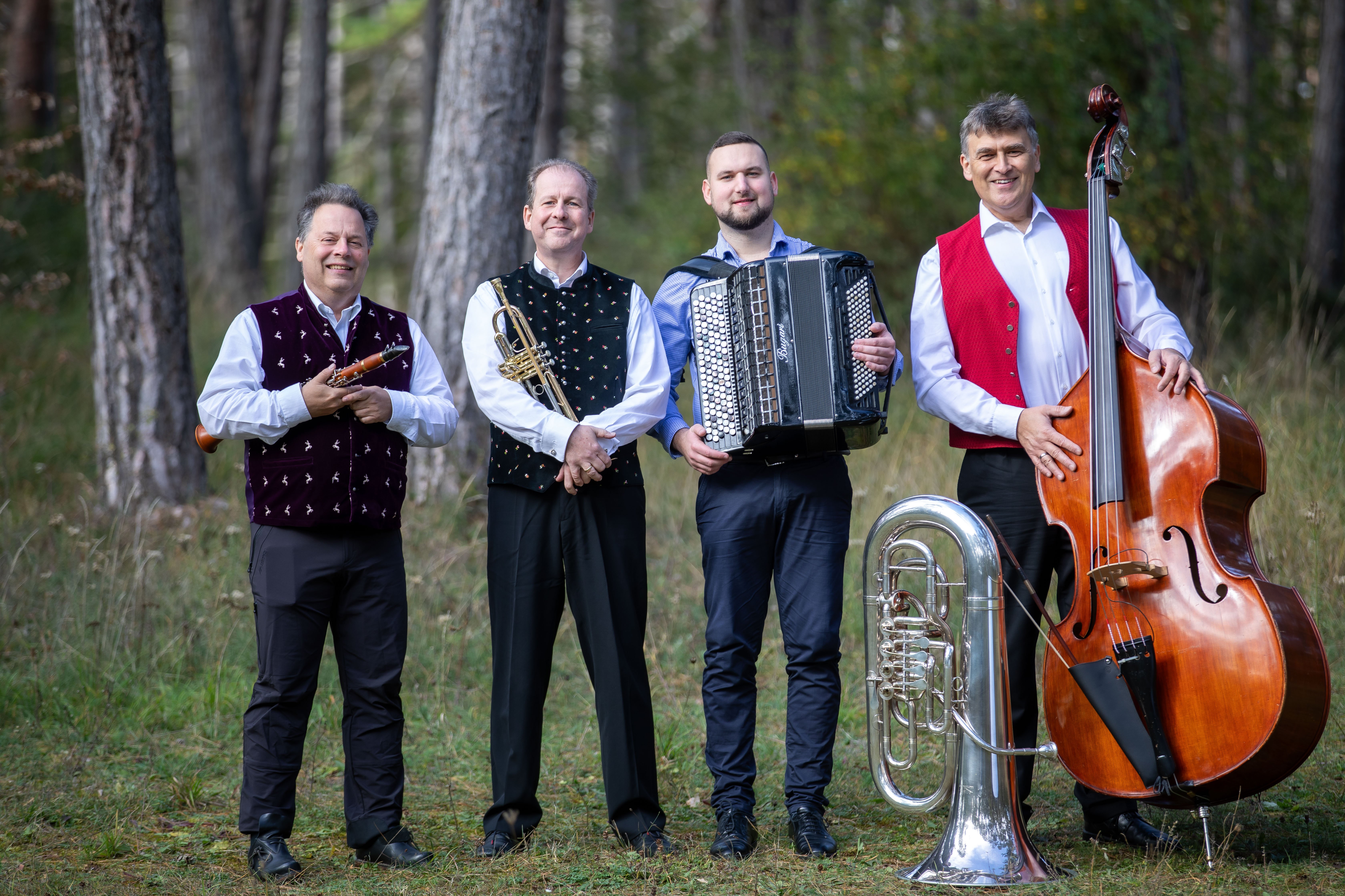 Kilian, Kolonat & TonArt mit Instrumenten nebeneinander.