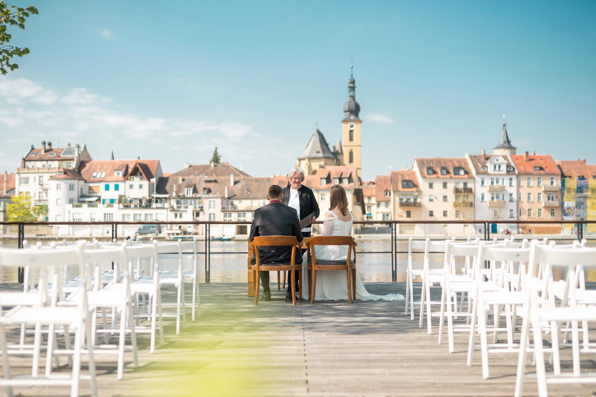 Ein paar traut sich am Kitzinger Stadtbalkon