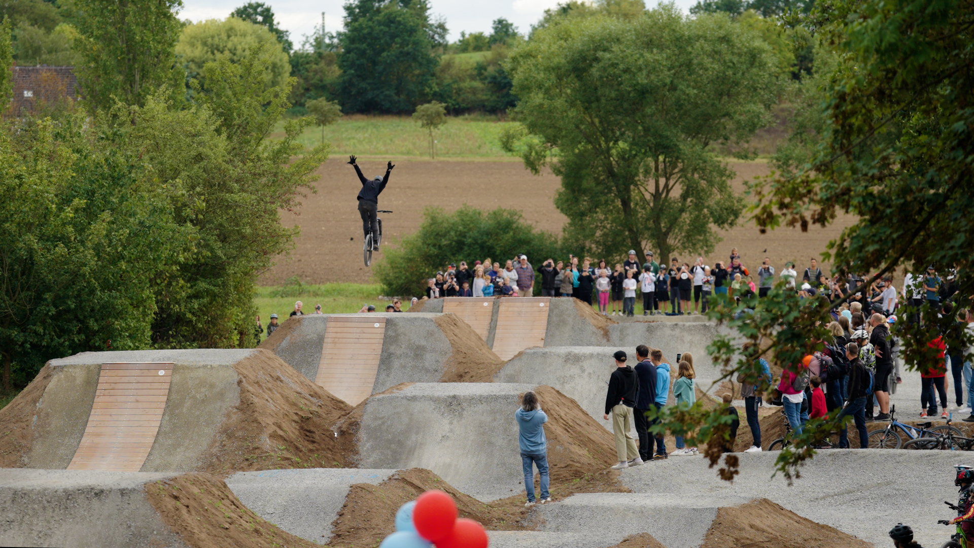 Biker springt über einen Sprunghügel