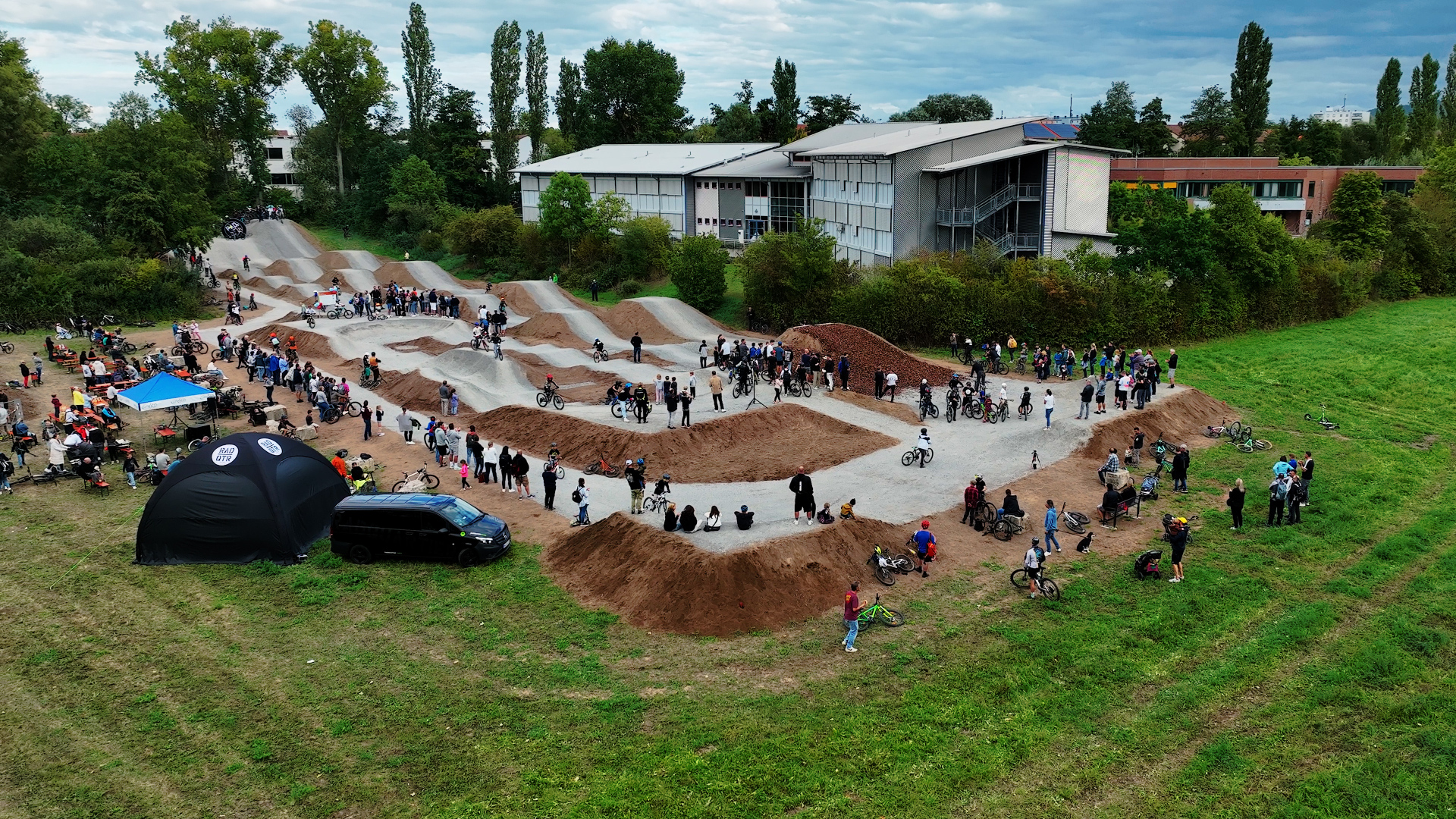 Zahlreiche Menschen feiern die Eröffnung des Bikeparks