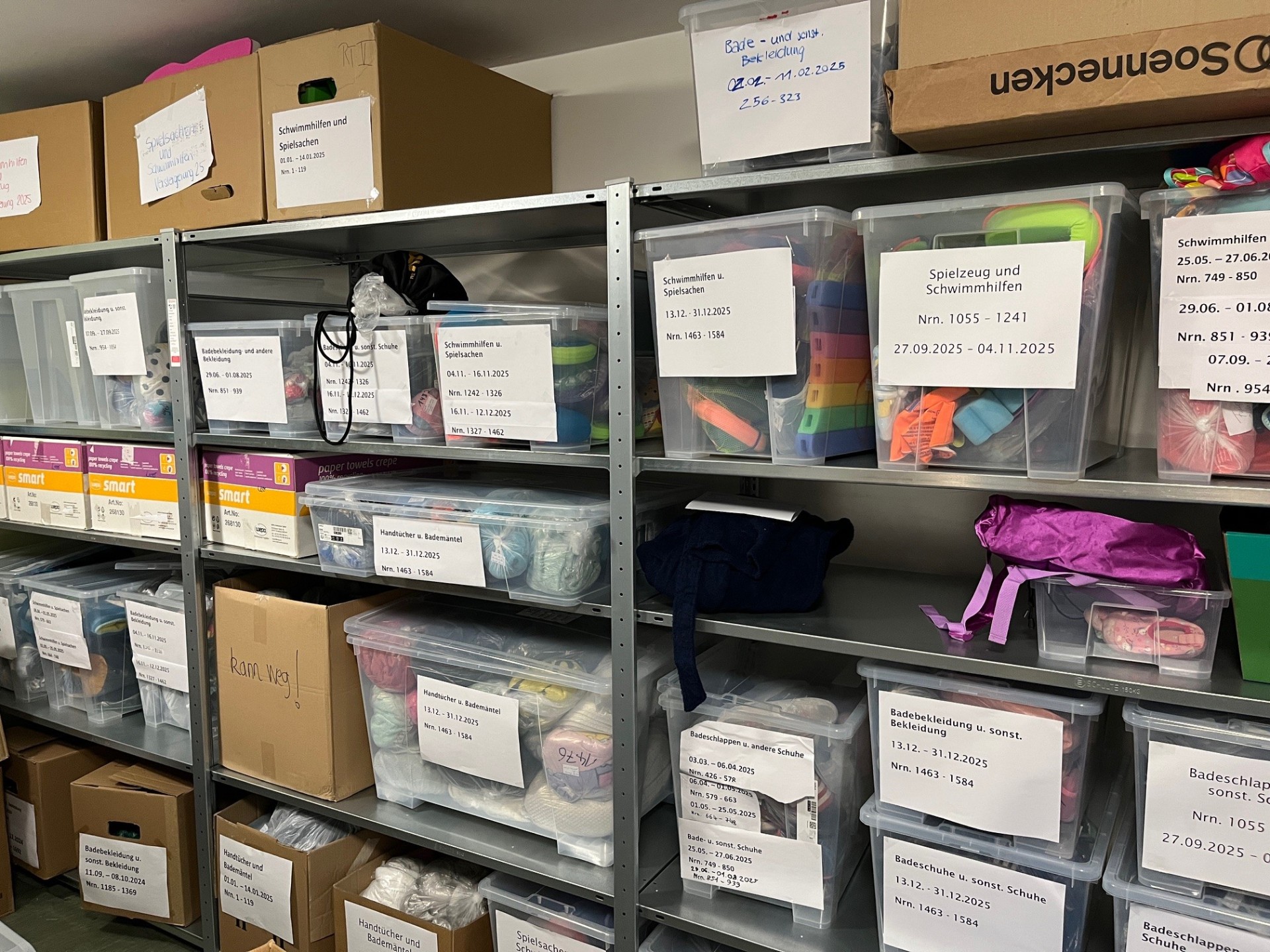 Fundsachen stapeln sich in Kisten, die nach Kategorien sortiert sind.