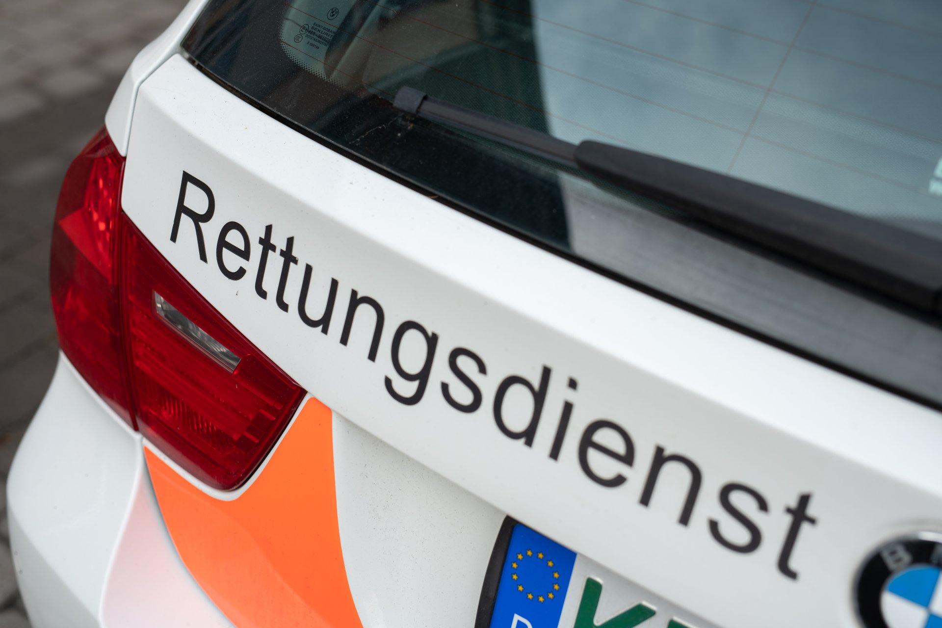 Rettungsdienst Schriftzug "Rettungsdienst" auf dem Heck eines Fahrzeugs.