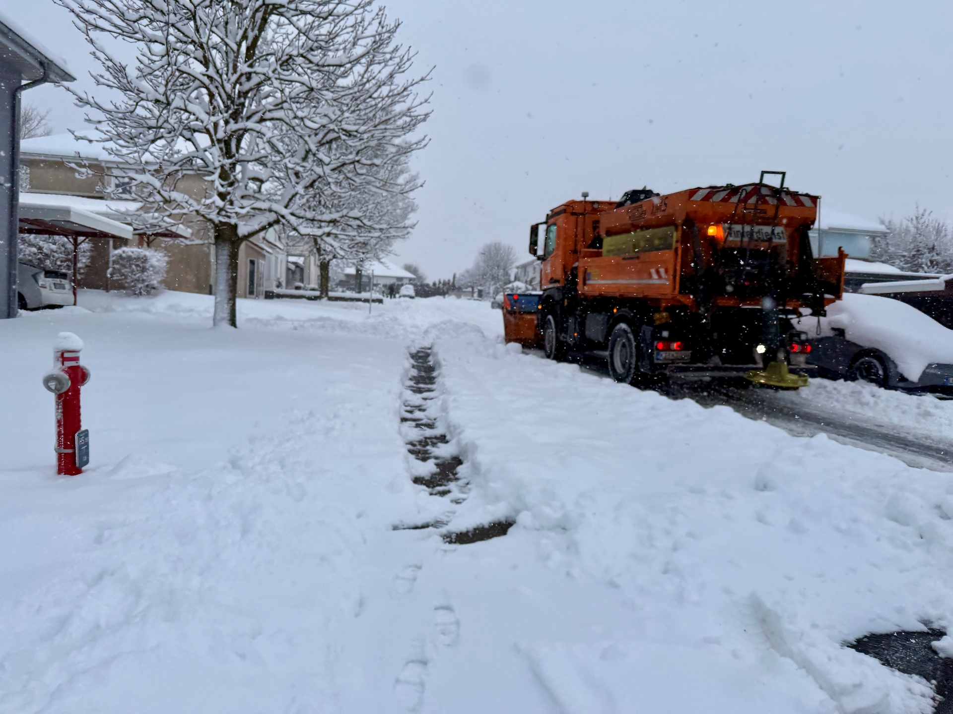 Ein Räumfahrzeug schiebt den Schnee auf einer Straße beiseite