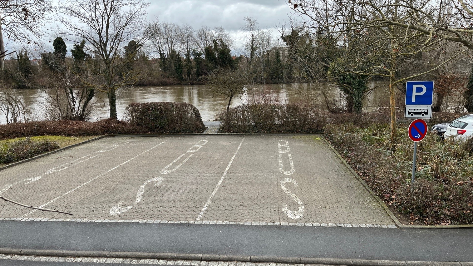 Ausgewiesene Busparkplätze am Main.