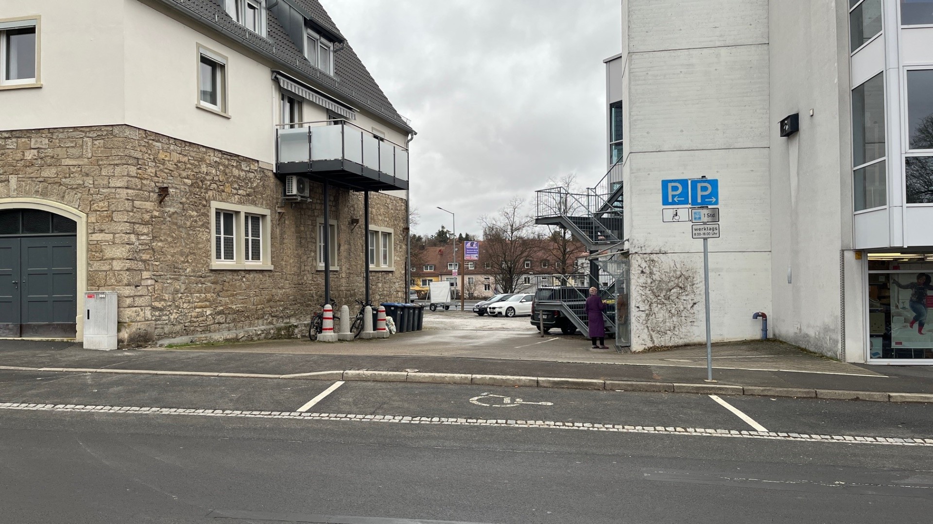 Behindertenparkplaz Ausgeschilderter Behindertenparkplatz in der Güterhallstraße.