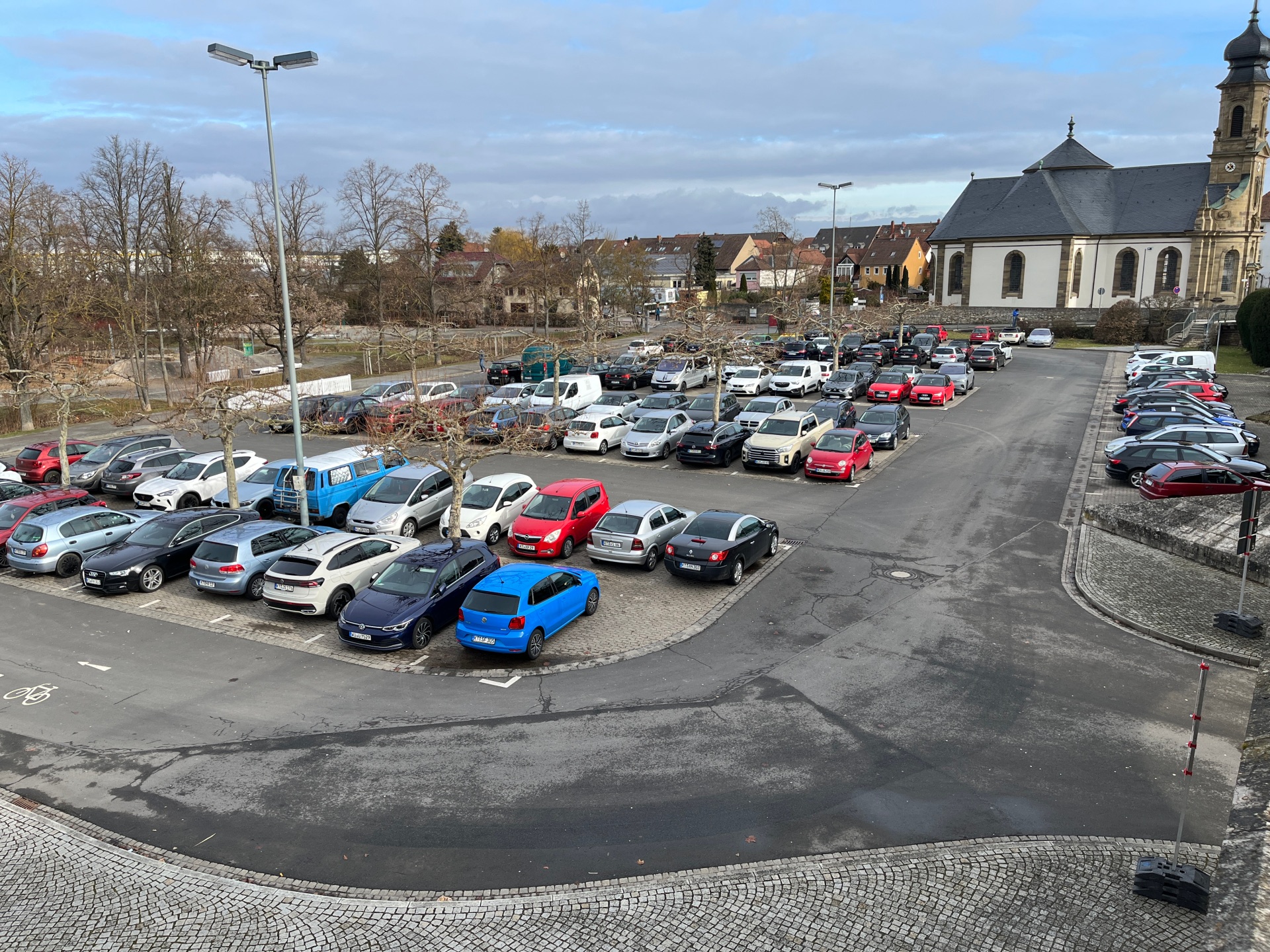 Bleichwasenparkplatz Auf dem kostenfreie Parkplatz am Bleichwasen neben der Alten Mainbrücke stehen viele Autos.