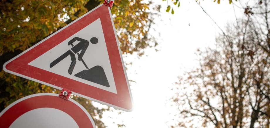 Roadworks sign with prohibited passage.