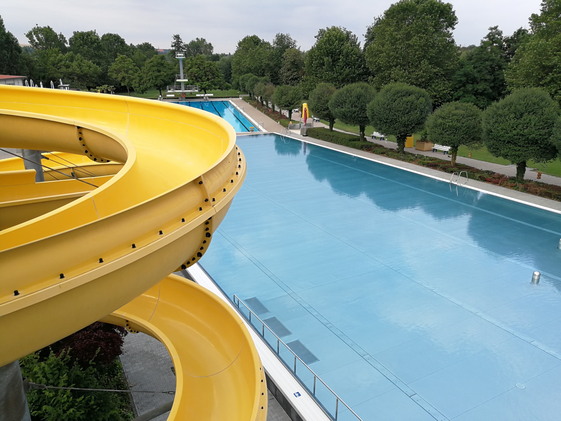 Blick auf die Schwimmbecken vom Freibad von der Rutsche aus.