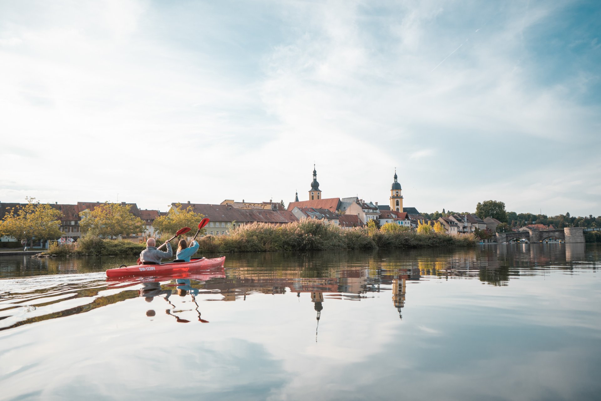 Canoe 2 Personen fahren zusammen Kanu auf dem Main