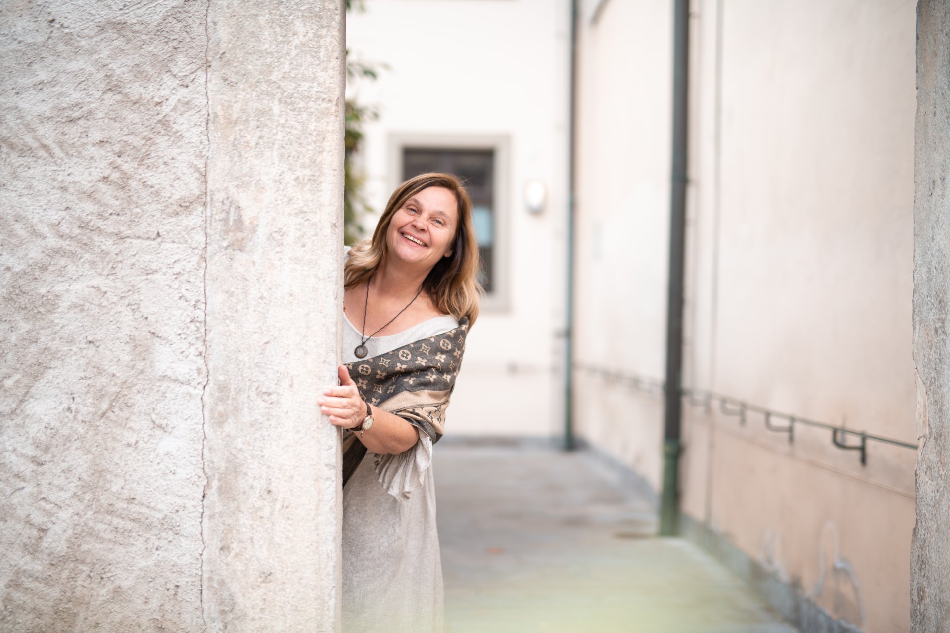 Legends and legends about Maria Stühler A tour guide looks round the corner