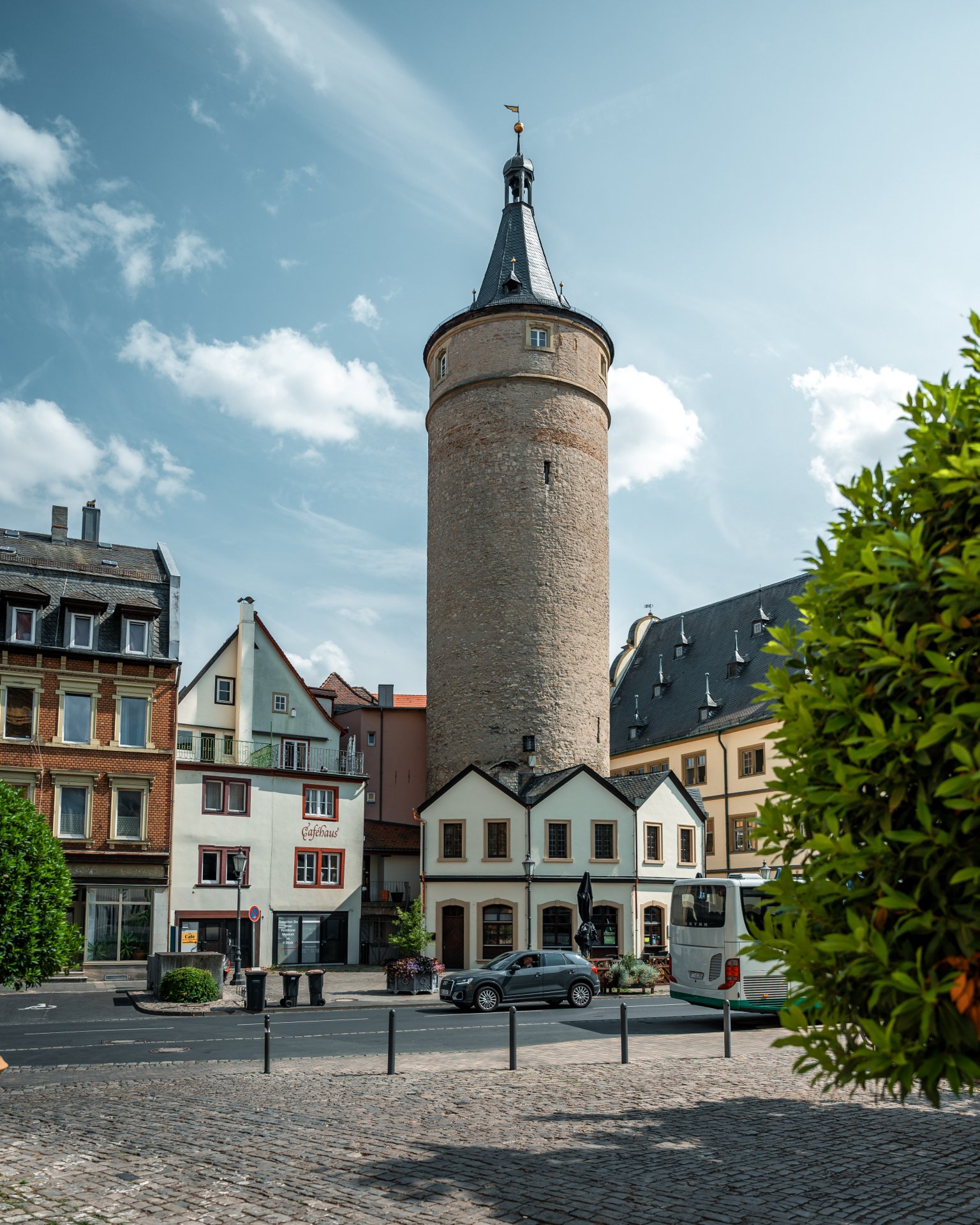 View of the market tower, the town hall on the right, Kaiserstraße in the foreground