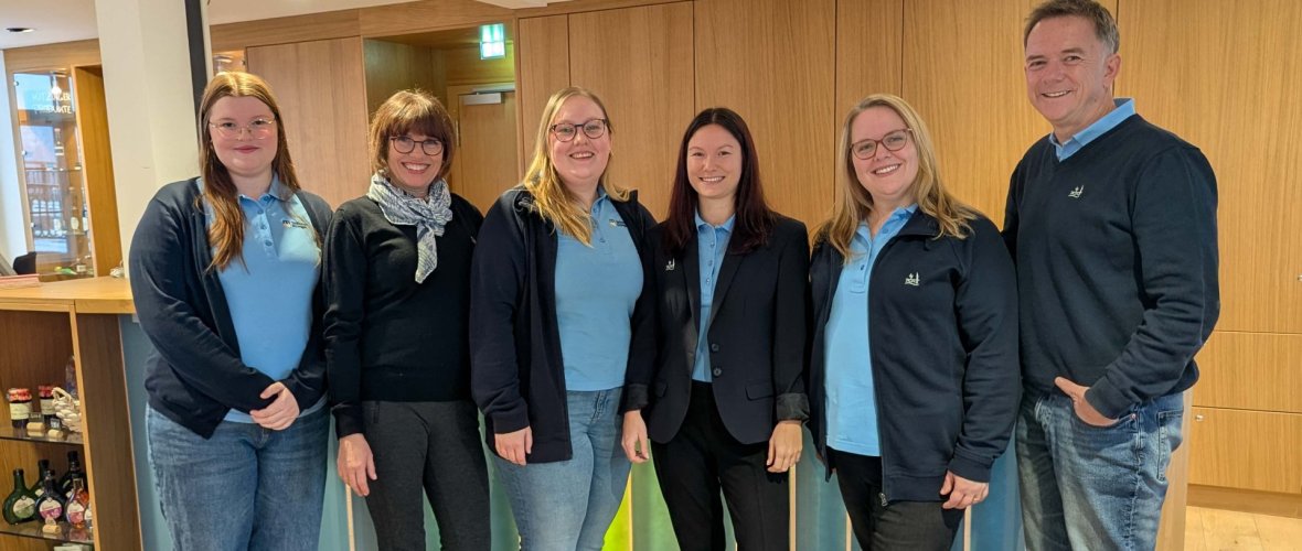 Team photo of the tourist information centre. From left to right: Pauline Böhm, Margareta Wollschläger, Leandra Gernert, Christina Richard, Julia Then and Alexander Nuss