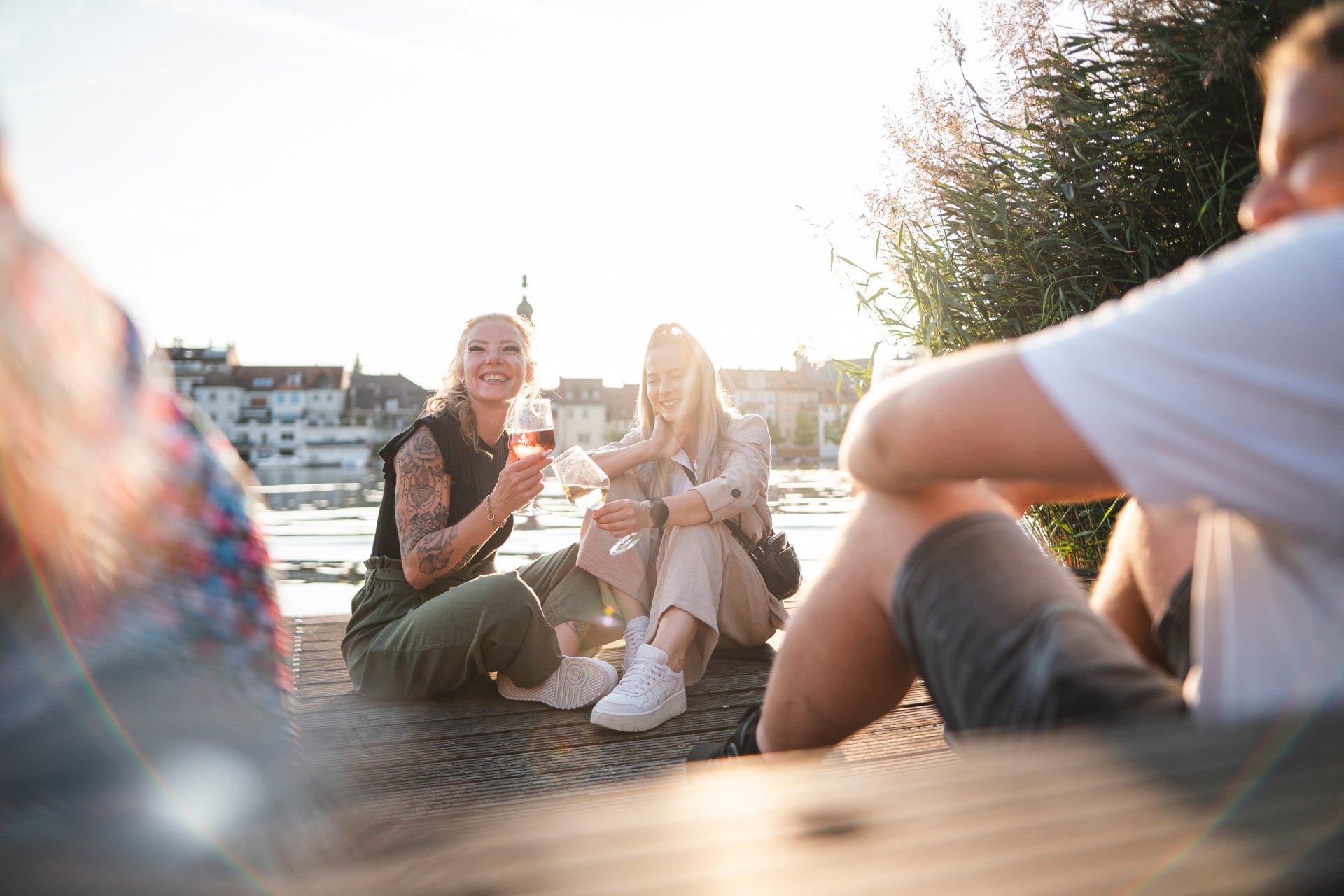 A group enjoys wine at the Kitzinger StadtSchoppen