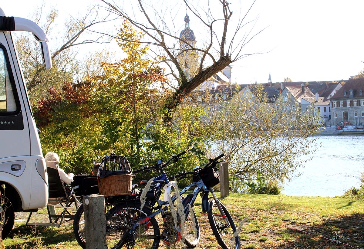 Motorhome and bicycles with a view of the Main