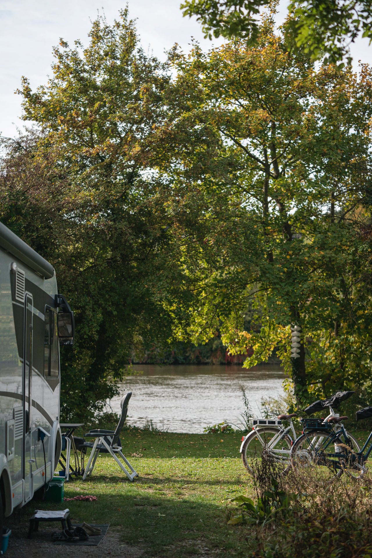 View of a motorhome and bicycle parked on the Main in Kitzingen