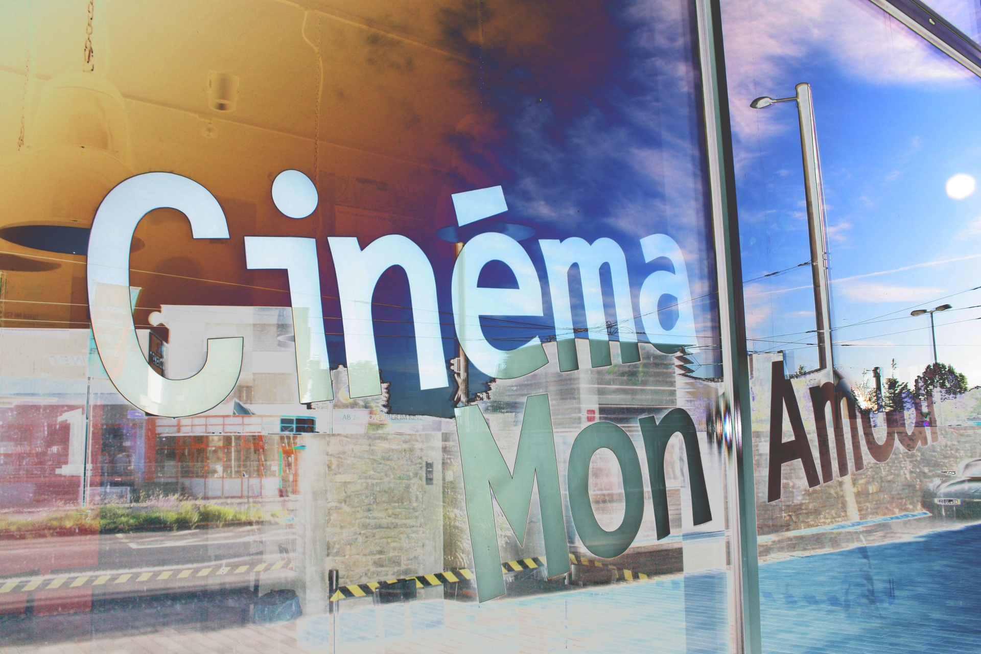 Schriftzug Cinéma mon Amour in einer Spiegelung am Würzburger Bürgerbräu.