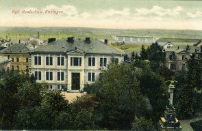 Die 1871 erbaute Gewerbeschule im Rosengarten. Am rechten Bildrand ist das 1878 eingeweihte Kriegerdenkmal zu sehen, eine Erinnerung an den erfolgreichen Krieg gegen Frankreich 1870/71.