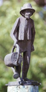 Die Brunnenfigur zeigt Anselm Caliz mit Hut und einer Gießkanne. Er gilt als Gründer der heutigen Siedlung.