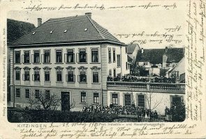 Außenansicht der protestantischen Industrie- und Haushaltungsschule.