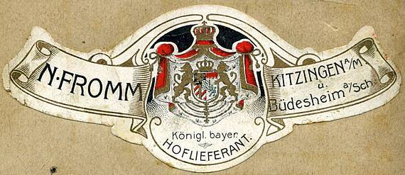 Logo des Weinhändlers Nathan Fromm mit Siegel und Auszeichnung als Bayerischen Hoflieferanten.