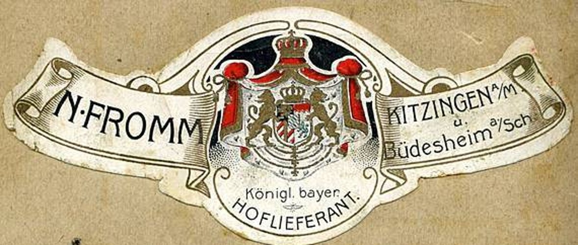 Logo des Weinhändlers Nathan Fromm mit Siegel und Auszeichnung als Bayerischen Hoflieferanten.