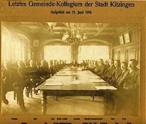Gemeindekollegium 1919 Letztes Gemeindekollegium von Michael Korbacher 1919. Alle Gemeinderatsmitglieder sitzen im Historischen Sitzungssaal an einer langen Tafel zusammen.