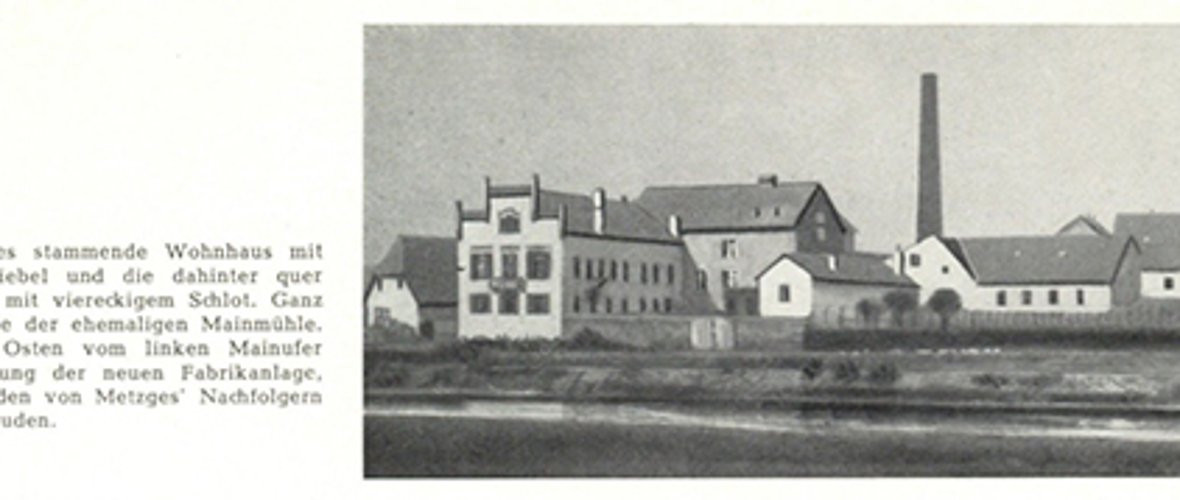 Das von Metzges stammende Wohnhaus mit stufenartigem Giebel und die dahinter quer stehende Mühle mit viereckigem Schlot. Ganz links die Scheune der ehemaligen Mainmühle.