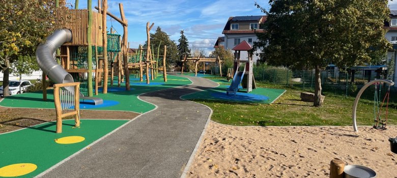 Verschiedene Spielgeräte auf dem neuen Spielplatz in den Marshall Heights.