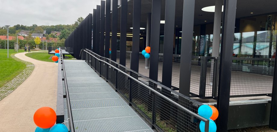 Einweihung Haus für Jugend und Familie Der Eingang des Hauses für Jugend und Familie ist zur Einweihung mit bunten Luftballons geschmückt.