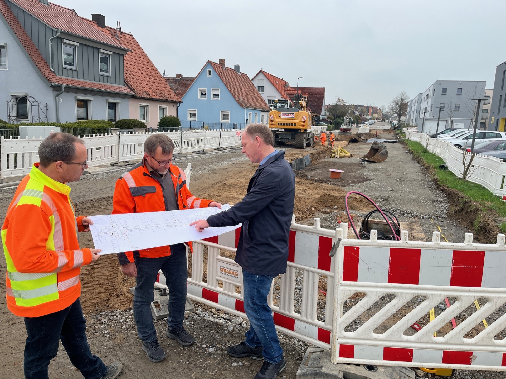 Bauarbeiten an Breslauer Straße Baustellenbesuch: Michael Schwarzer, Jens Pauluhn und OB Stefan Güntner sind mit den Fortschritten in der Breslauer Straße zufrieden. Die Pläne werden nach einer längeren Winterpause passgenau umgesetzt.