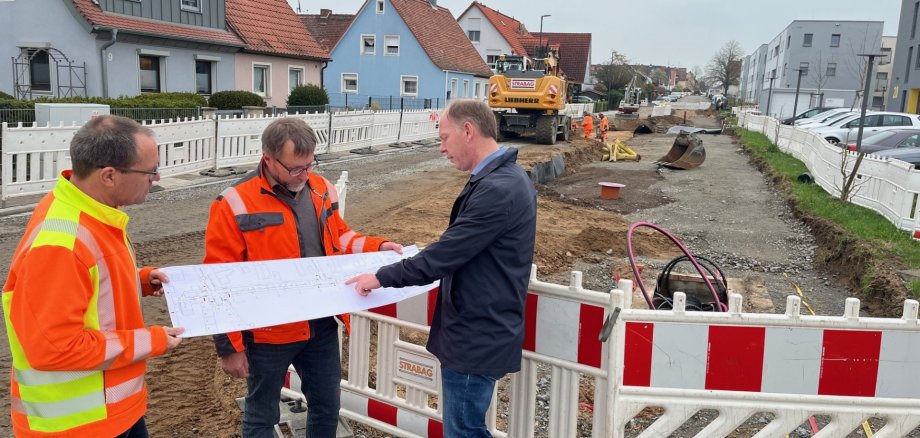 Bauarbeiten an Breslauer Straße Baustellenbesuch: Michael Schwarzer, Jens Pauluhn und OB Stefan Güntner sind mit den Fortschritten in der Breslauer Straße zufrieden. Die Pläne werden nach einer längeren Winterpause passgenau umgesetzt.