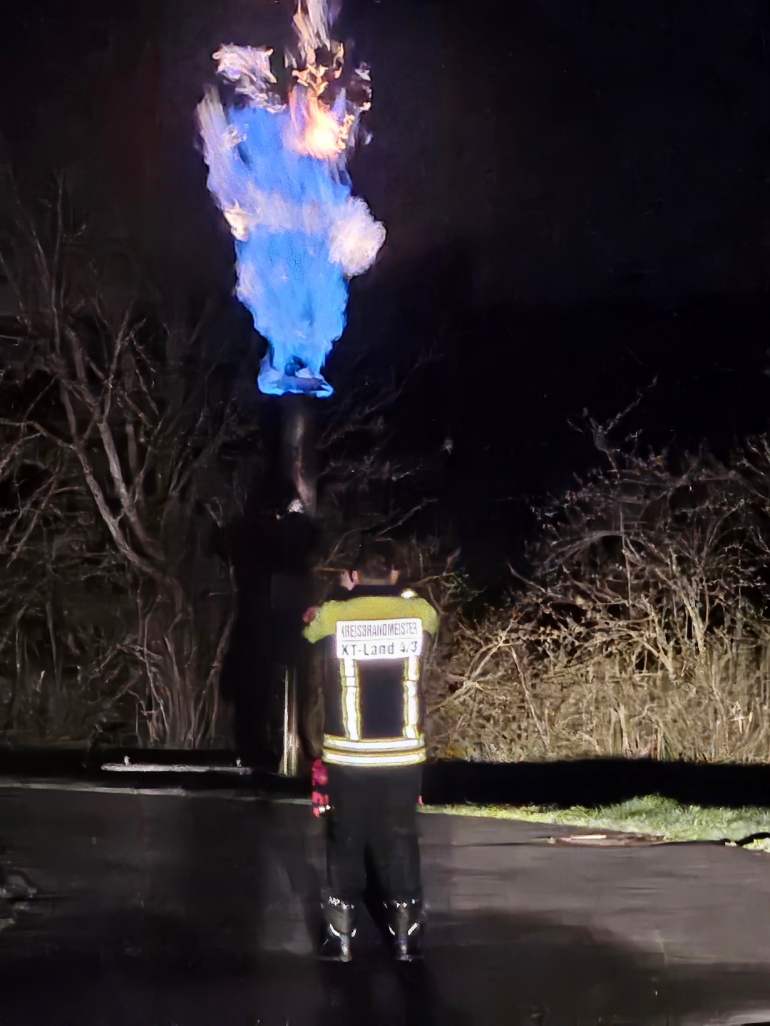 Aus der Gasfackel am Kitzinger Klärwerk kommt eine blaue Flamme.